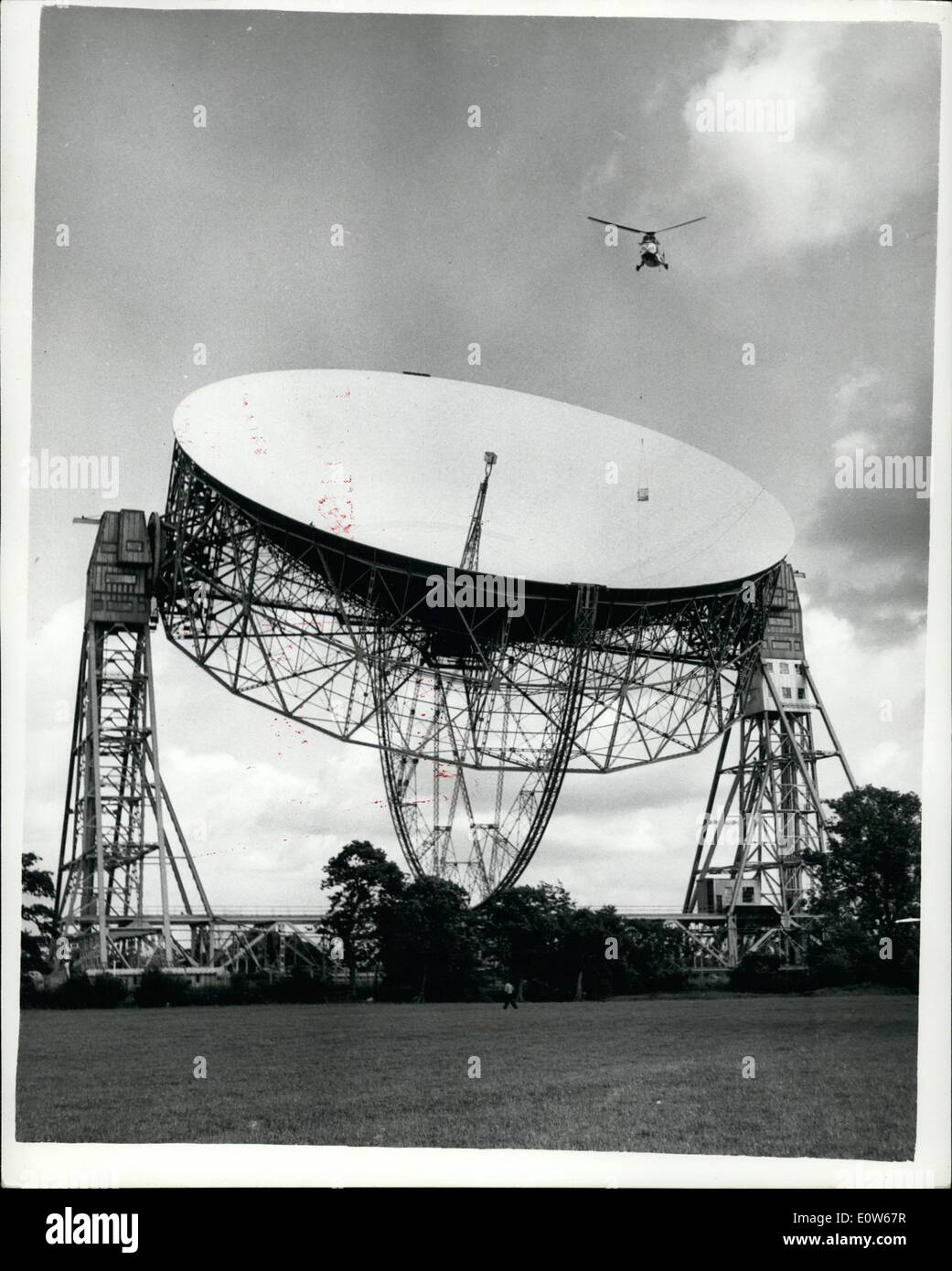 8. August 1961 - Helikopter löst knorrigen Aufgabe, Sender Schüssel mit Teleskop am Jodrell Bank: ein Feuchtgebiet Helikopter war im Einsatz bei Jodrell Bank heute Nachmittag für die knifflige Aufgabe, einen Funk-Sender aus der Schüssel des riesigen Teleskops dort. In der Regel hätte die Entfernung von der 10-Kilowatt-Sender - verliehen von den USA für die Überwachung der amerikanischen Satelliten-Signale - erfordert den Abbau des Bogens Teleskope. Jedoch den Einsatz eines Hubschraubers als eine improvisiert '' Sky Sprunggelenk '' machte den Job casier Stockfoto