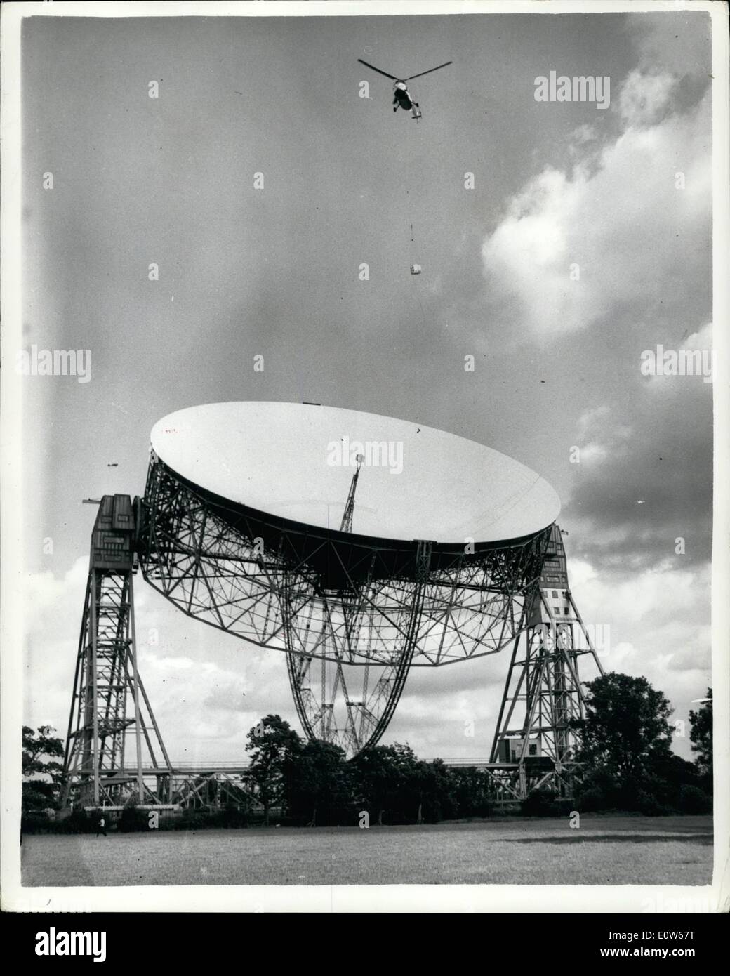 8. August 1961 - Helikopter löst knorrigen Aufgabe, Sender Schüssel mit Teleskop am Jodrell Bank: ein Feuchtgebiet Helikopter war im Einsatz bei Jodrell Bank heute Nachmittag für die knifflige Aufgabe, einen Funk-Sender aus der Schüssel des riesigen Teleskops dort. In der Regel hätte die Entfernung von der 10-Kilowatt-Sender - verliehen von den USA für die Überwachung der amerikanischen Satelliten-Signale - erfordert den Abbau des Bogens Teleskope. Jedoch den Einsatz eines Hubschraubers als eine improvisiert '' Sky Sprunggelenk '' machte den Job casier Stockfoto