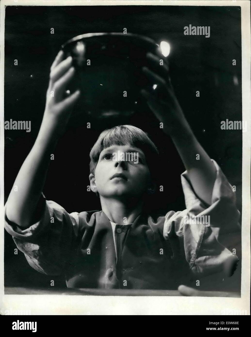 8. August 1961 - neue Oliver nimmt über Titelrolle In London Musical: Es werden neue Oliver in Lionel Bart es Musical "Oliver Twist" am kommenden Montag, wenn 12-Year-Old Martin Stephens von Barnet die Rolle von Keith Hamshere übernimmt. Keith, der seit Juni letzten Jahres die Rolle hatte ist dafür zu groß gewachsen. Foto zeigt auf Probe heute Martin Stephens plädiert für mehr Brei. Stockfoto