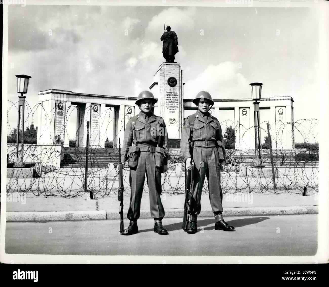 8. August 1961 - britische Truppen stehen auf der Hut vor dem sowjetischen Ehrenmal in West Berlin.: das Sowjetische Ehrenmal in West-Berlin bewacht von britischen Truppen wie es Angst, dass Demonstranten versuchen, auf das Denkmal zu beschädigen. Foto zeigt britische Truppen auf der Hut vor das Sowjetische Ehrenmal in West-Berlin, britischen Sektor. Stockfoto