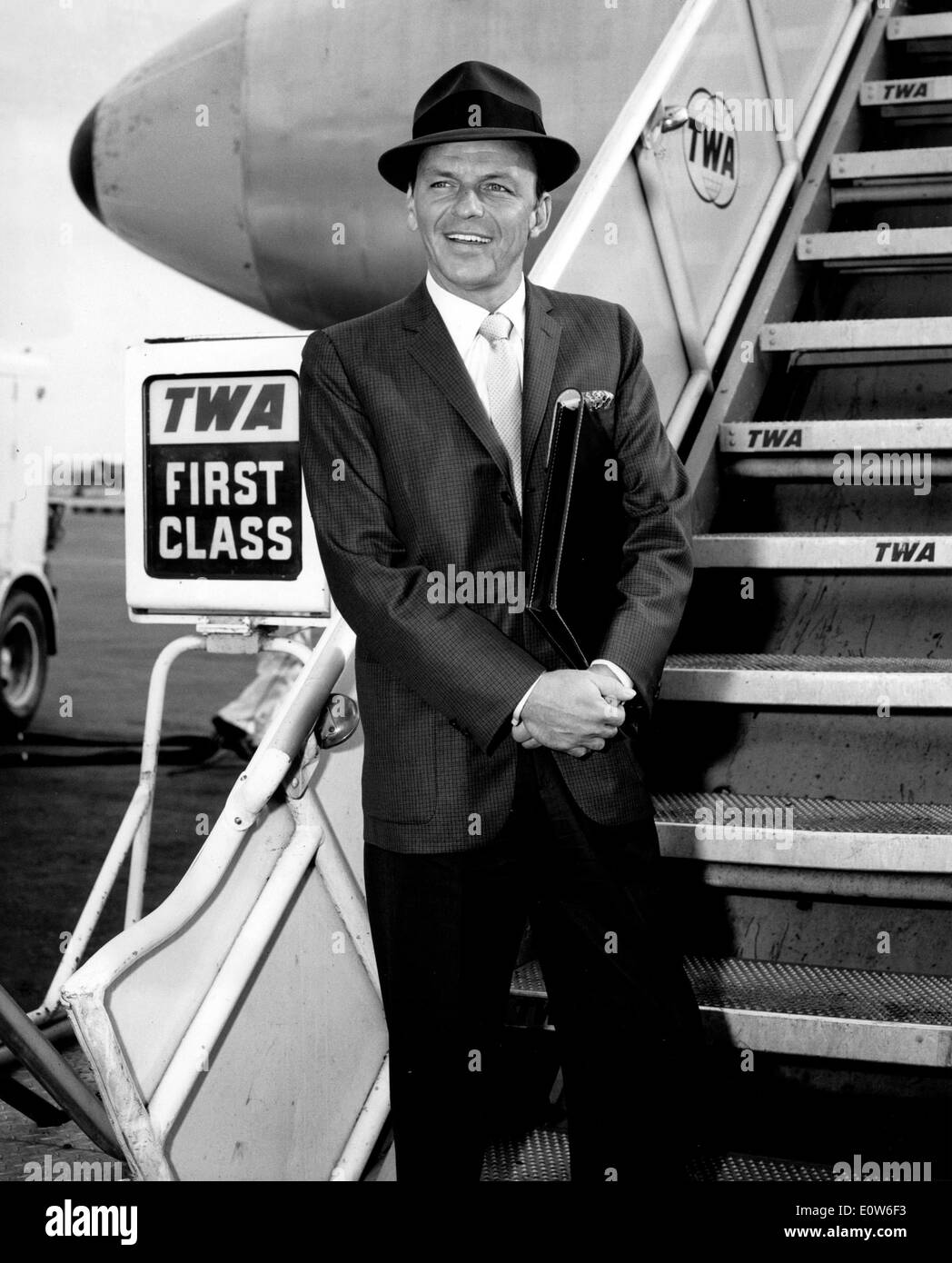 Frank Sinatra am Flughafen nach dem Besuch von Präsident Kennedy Stockfoto