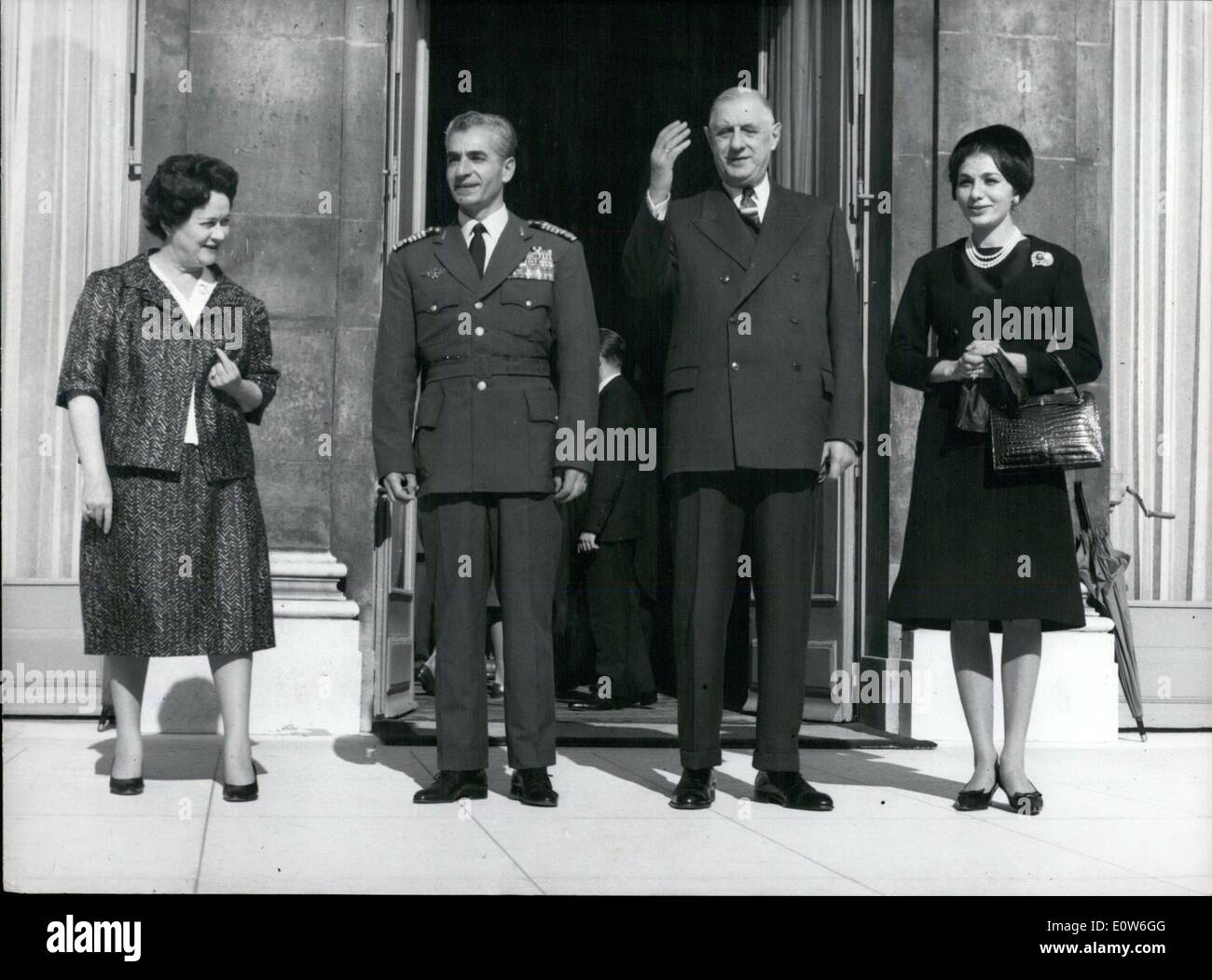 10. Oktober 1961 - Schah von Persien und Farah Diba auf Besuch in Paris: Der Schah von Persien, Mohammed Reza Pahlevi und Farah Diba sind auf einem dreitägigen Staatsbesuch in Paris. Foto zeigt im Bild auf die Schritte von The Elysee Palace von links nach rechts: Mme De Gaulle, das Shah, General De Gaulle And Farah Diba. Stockfoto
