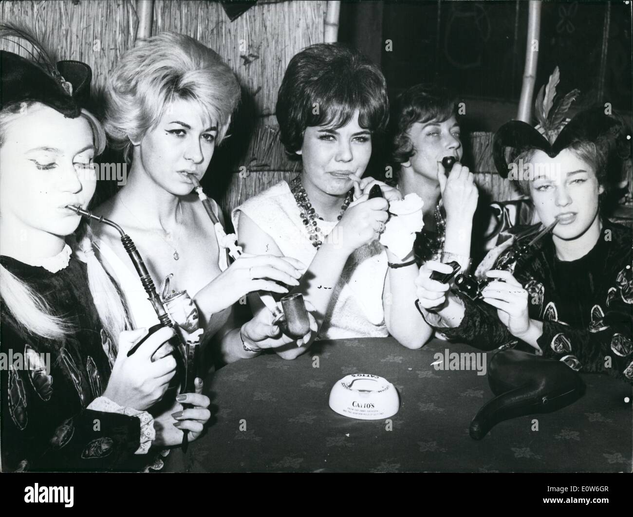 10. Oktober 1961 - Pfeifenrauchen ist kein Mann exklusives Privileg: hübsche Mädchen können auch schätzen die ruhige Freude an der Pfeife zu rauchen, da das Bild geht um zu beweisen. Die Mädchen sind Modelle, die die Eröffnung des ersten Paris Rohr Smokers Club letzte Nacht besucht. Stockfoto
