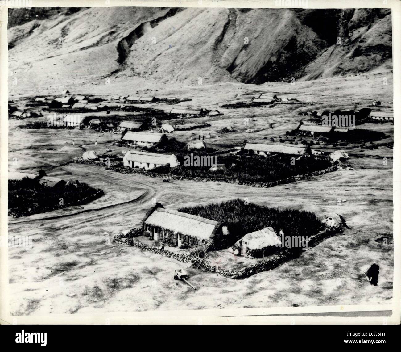 10. Oktober 1961 - Süd AtlanticVolcano Terror auf? Der einsamste Insel? Die einsamste Insel der Welt, Tristan Da Cunha war erdrückt und zerbröckelte heute Nachmittag durch einen gigantischen Vulkanausbruch. Es gehört zu Großbritannien und ist in den südlichen Atlantik rund 1600 Meilen westlich von Kapstadt. Die 184 Einwohner? Briten unter ihnen waren bei starkem Seegang, karge Nachtigall Insel evakuiert. 18 Meilen entfernt. Foto zeigt: Ein Blick auf Tristonian Wohnung auf Tristan Da Cunha Stockfoto