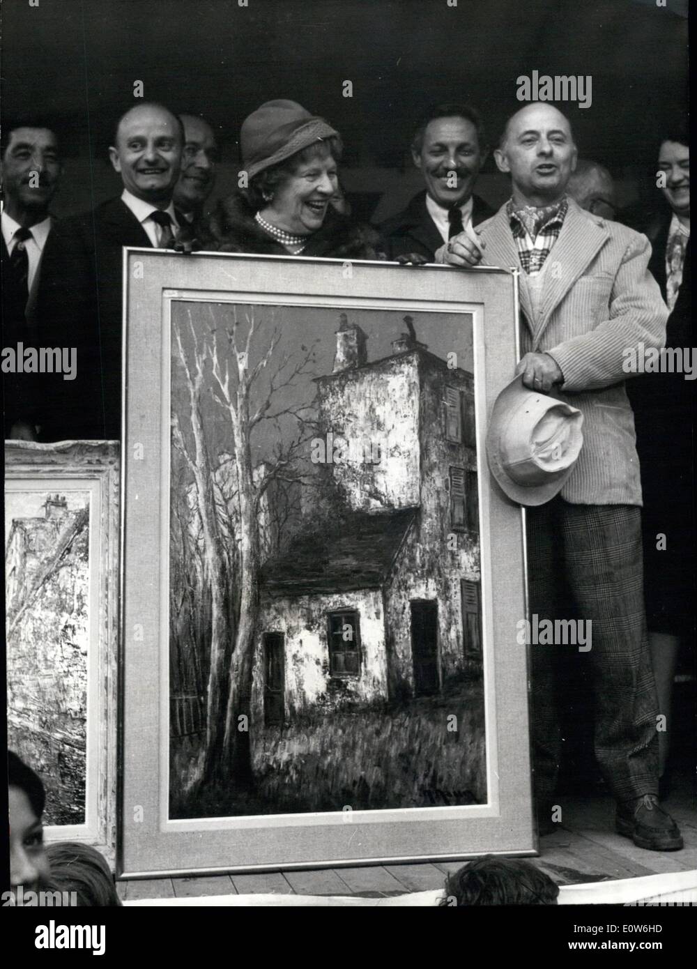 10. Oktober 1961 - Maler ausgezeichnet Utrillo '' alten Montmartre'' Marcel Masso, Kunstmalerin Paris '' Prix Grenier'' (eine besondere Belohnung für die besten Bilder von Montmartre Landschaften als Hommage an Maurice Utrillo) erhielt. OPS: Marcel Masson vor seiner Malerei mit Madame Lucie Utrillo (links) und die berühmte Sängerin Jean Sab.on (Mitte, Hintergrund) Stockfoto