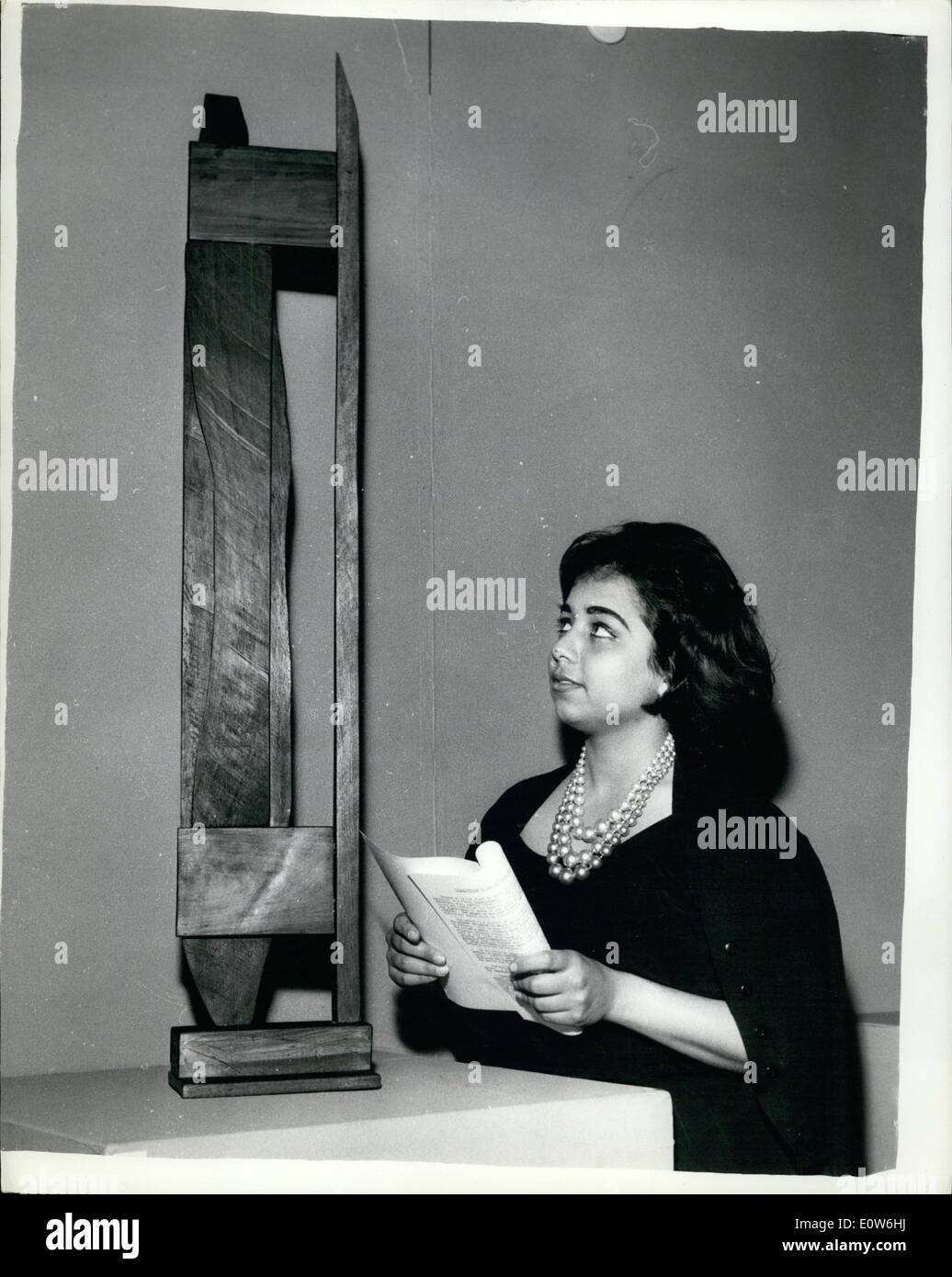 10. Oktober 1961 - Ausstellung von Ashu Roy. Eine Ausstellung von Skulpturen von Ashu Roy wurde heute Morgen um das Commonwealth Institute in London eröffnet. Herr Roy wurde in Kalkutta geboren. Foto zeigt: Miss Patricia Russell blickt auf eines der Exponate, genannt, bevor der Kampf beginnt. Stockfoto