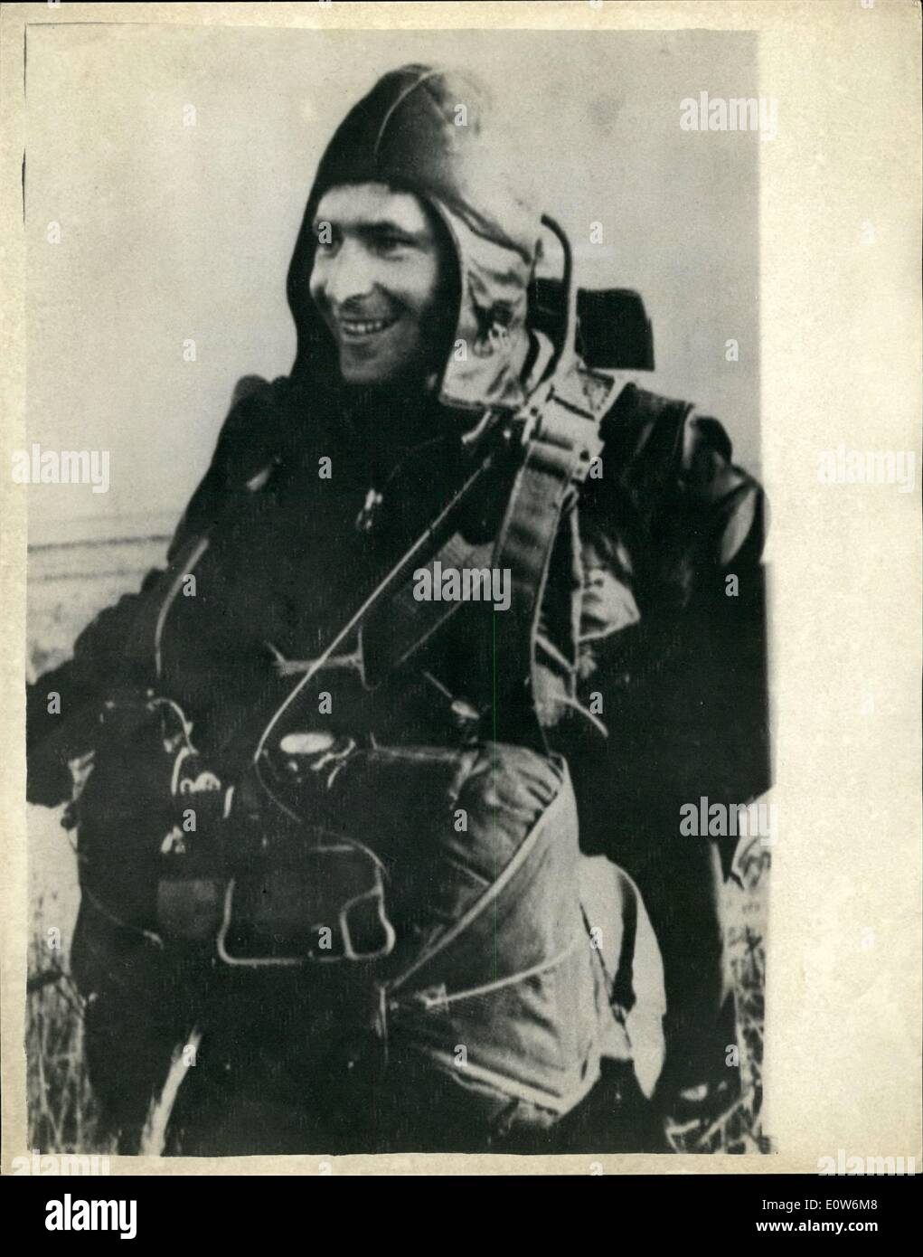 8. August 1961 - russische Raumfahrer kehrt zurück auf die Erde nach Abschluss siebzehn Umlaufbahnen.: russische Raumfahrer Major Herman Titov landete sicher heute nach wirbeln durch den Raum für einen ganzen Tag in seinem Raumschiff und Reisen 434.960 Milies oder 17 umkreist die Erde. Foto zeigt sowjetischen Raumfahrer Titow in der russischen Raum-uniform Stockfoto