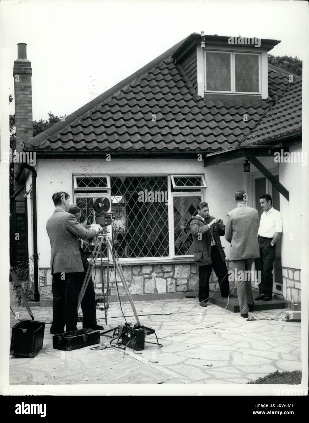 August 1961: Jimmy Greaves, der ehemalige Fußballspieler aus Chelsea, der für ca. 80.000, nach Mailand versetzt wurde, befindet sich derzeit in seinem Haus in Hornchurch, Essex. Viele fragen sich, ob er wieder in Italien spielen wird, da er in seiner ersten Woche Heimweh für seine Frau und seine Kinder bekam und ein paar Tage Urlaub bekommen musste. Das Foto zeigt, wie Greaves bei einem Interview vor der Haustür seines Hauses in Essex heute Morgen Fragen beantwortet. Stockfoto