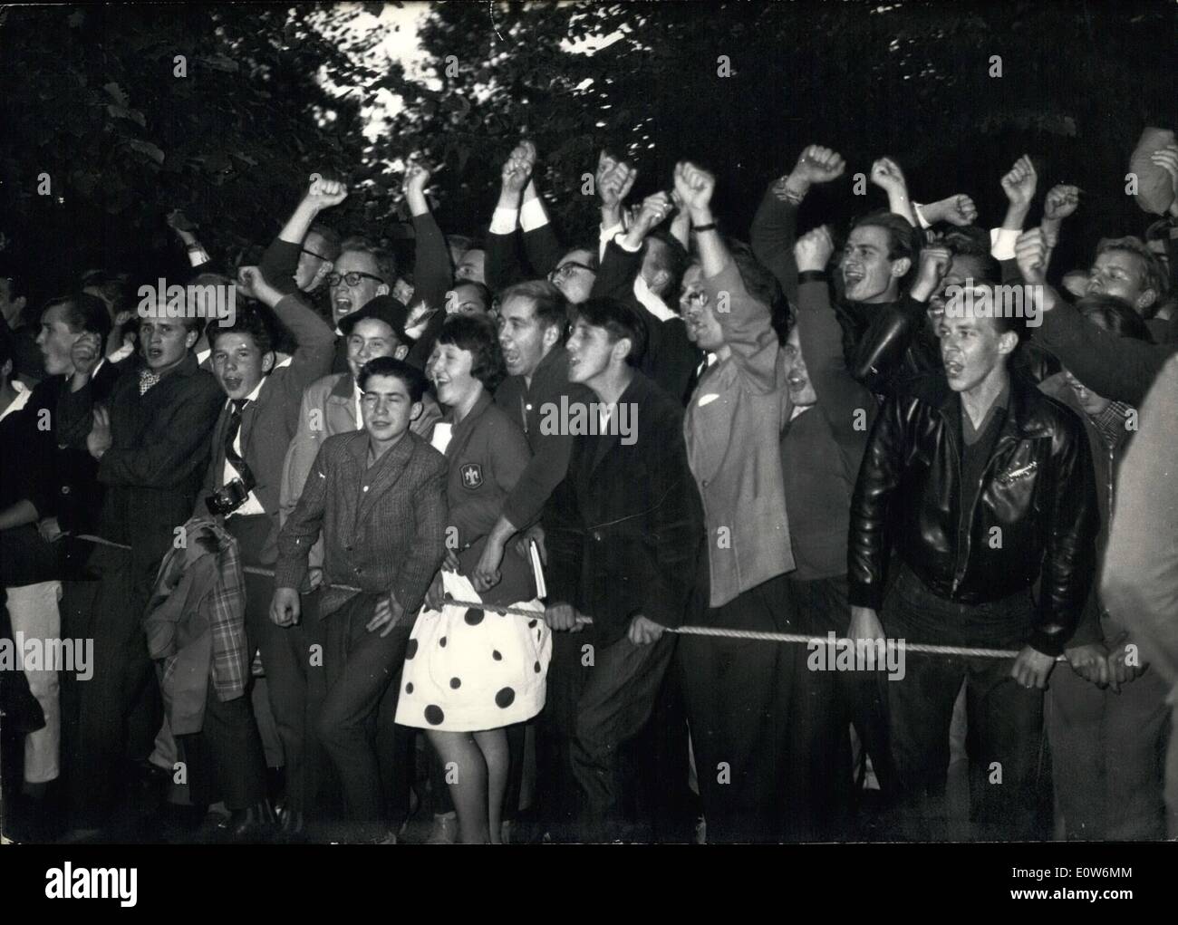 8. August 1961 - Berlin-Krise: wie bekannt, die Grenzen zwischen Ost- und West-Berlin wurden komplett von ostdeutschen Behörden am 13. August abgeschlossen. Das Foto zeigt West-Berliner an der Grenze gegen diese neue Einschränkung demonstrieren, ihre Fäuste, eine unverwechselbare Sprache sprechen zu lassen. Stockfoto