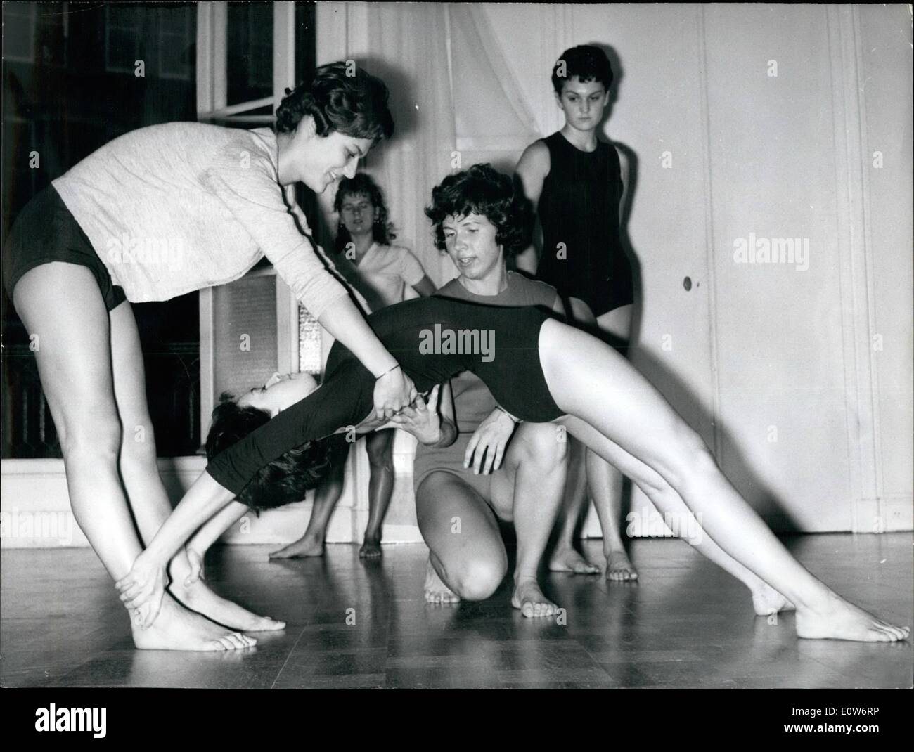 10. Oktober 1961 - deutsche Mädchen zeigt Paris Modelle wie zu halten Sie anmutig und geschmeidig: Katarina Meadu, machte eine deutsche Mädchen, deren Eltern eine Schule für Gymnastik und Rhythmus in Deutschland führen, eine Demonstration ihrer neuen Methode in der Paris School of Fashion-Modelle. Foto zeigt Katarina Medau (Center, kniend) zeigt ein Übungsheft zu einer Welt-Mannequin werden. Stockfoto