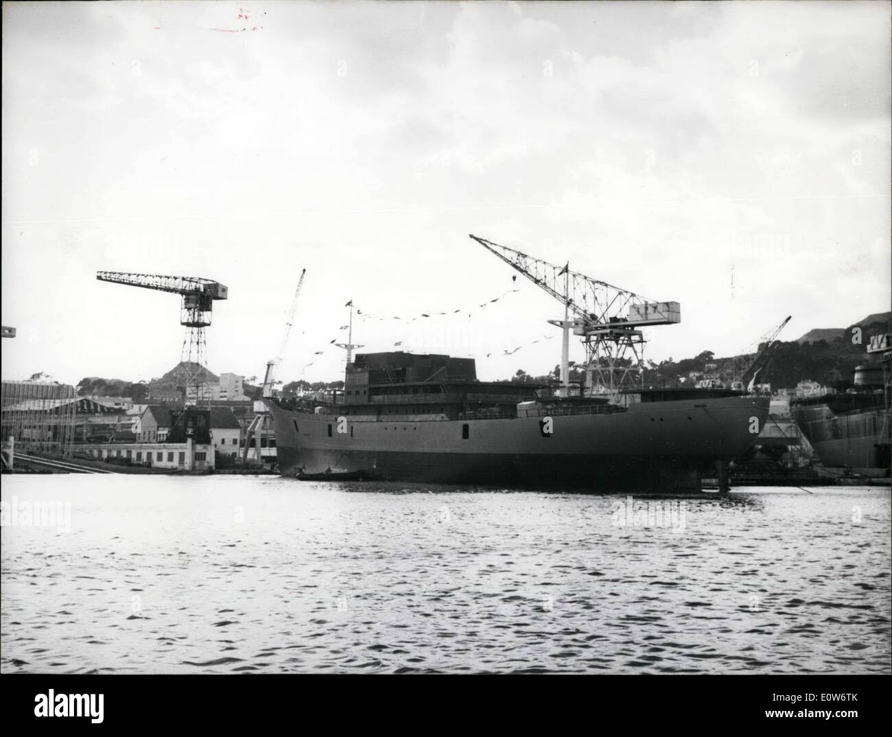 10. Oktober 1961 - startete Banane-Frachtschiff ins Leben gerufen in La Ciotat A 9.000 Tonnen Bananen-Frachtschiff '' La Ballade'' in La Ciotat, Südfrankreich. OPS:-'' La Ballade'' nach dem Start in La Ciotat. Stockfoto