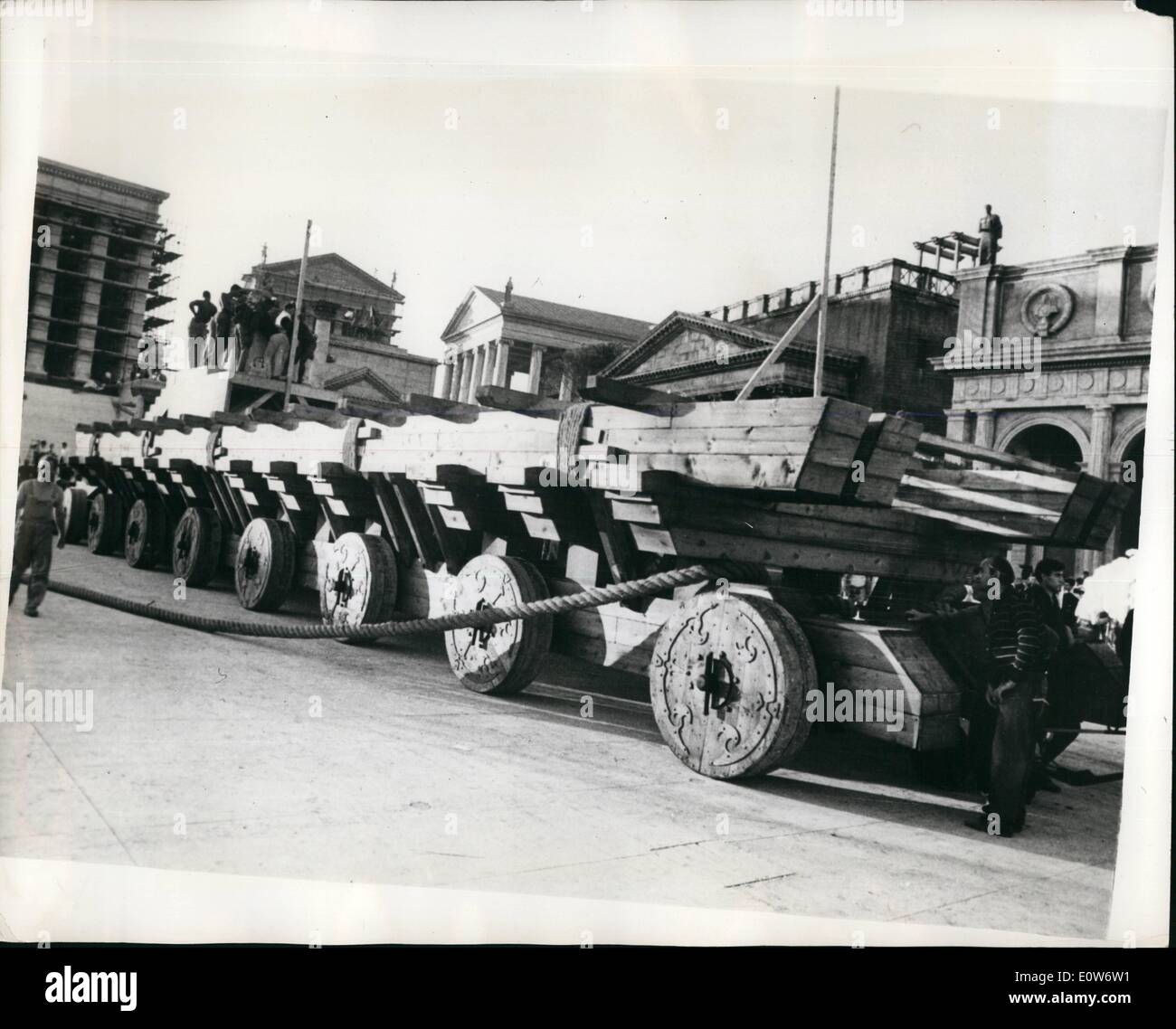 10. Okt. 1961 - Riesiger Holzwagen - Für ''Cleopatra''... Vorbereitung Für Mammoth Film Produktion - In Rom.. Eine der Hunderten von "Requisiten" - speziell für den Mammutfilm "Cleopatra" - der jetzt in Cinecitta - Rom gedreht wird - ist dieser gigantische Holzwagen - eine Rekonstruktion des antiken Fahrzeugs, das dem corege folgte, der Cleopatra in Rom begleitete...Tausende von Männern und Frauen "Extras" werden teilnehmen Beim Filmen. Stockfoto
