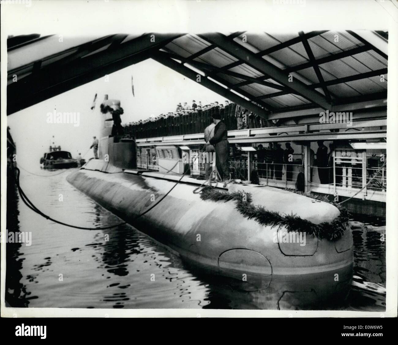 10. Oktober 1961 - '' U-Boot '' Nr. 1 gestartet wird, erste Nachkriegs-u-Boot für West-deutsche Marine; Das erste U-Boot der deutschen Nachkriegs-Flotte wurde am Wochenende in Kiel - bekannt als das Zentrum der Kriegszeit Unterwasser Handwerk ins Leben gerufen. U Boot Nr. 1 gilt als extrem schnell sein, aber die tatsächliche Geschwindigkeit ist geheim und sie ist in der Lage, unter Wasser bleiben. Sie wiegt 350 Tonnen mehr als 120 ft lang und hat acht Torpedorohre. Dieses Handwerk ist das erste von 12 auf Bestellung und seiner Einführung soll die Wiedergeburt der Bundesrepublik Deutschland als Seemacht Stockfoto