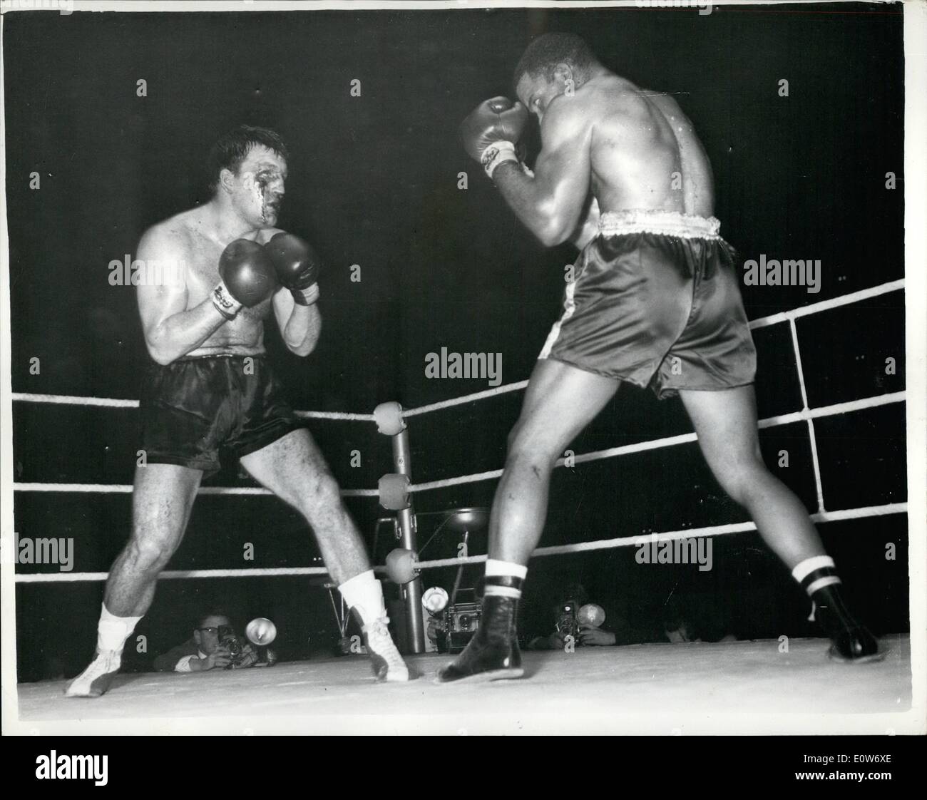 10. Oktober 1961 - London zieht sich in die fünfte Runde: gesehen in der fünften Runde ihrer 10 Runden International Heavyweight Contest am Empire Pool in Wembley, London letzte Nacht sind Großbritanniens Brian London (links) mit Blut strömten über sein Gesicht und seinen amerikanischen Gegner Eddie Machen. London verbrachte den Rest der fünften Runde Rückseite treten unter einer konstanten schlagen von Machen, die unmarkierte Kampf beendet. London ging in seine Ecke und signalisiert seinen Rücktritt. Es war Machens 50. Sieg in 45 beginnt. Stockfoto
