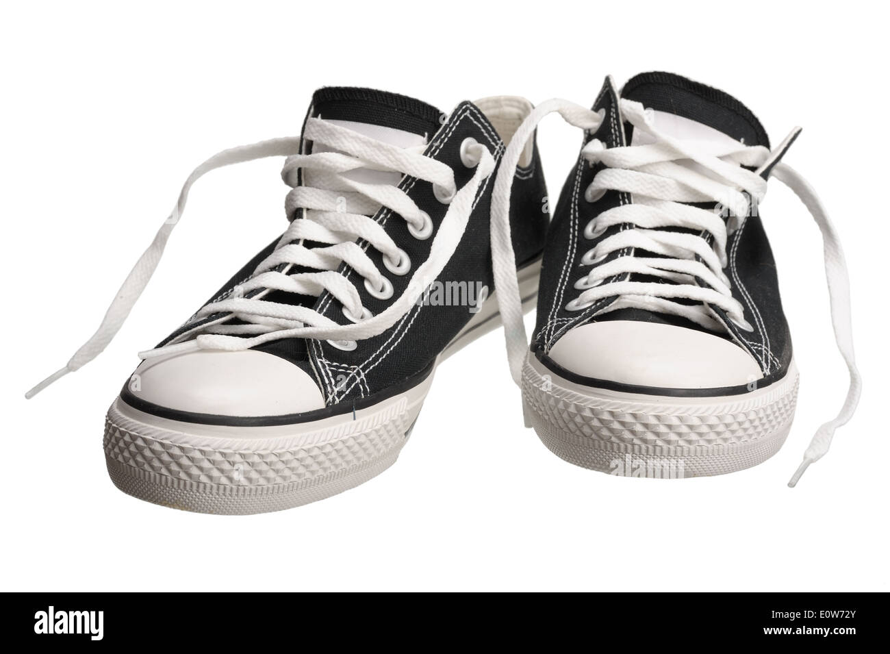 Schwarz Sportschuhe mit weißen Sohlen, isoliert auf einem weißen Hintergrund. Stockfoto