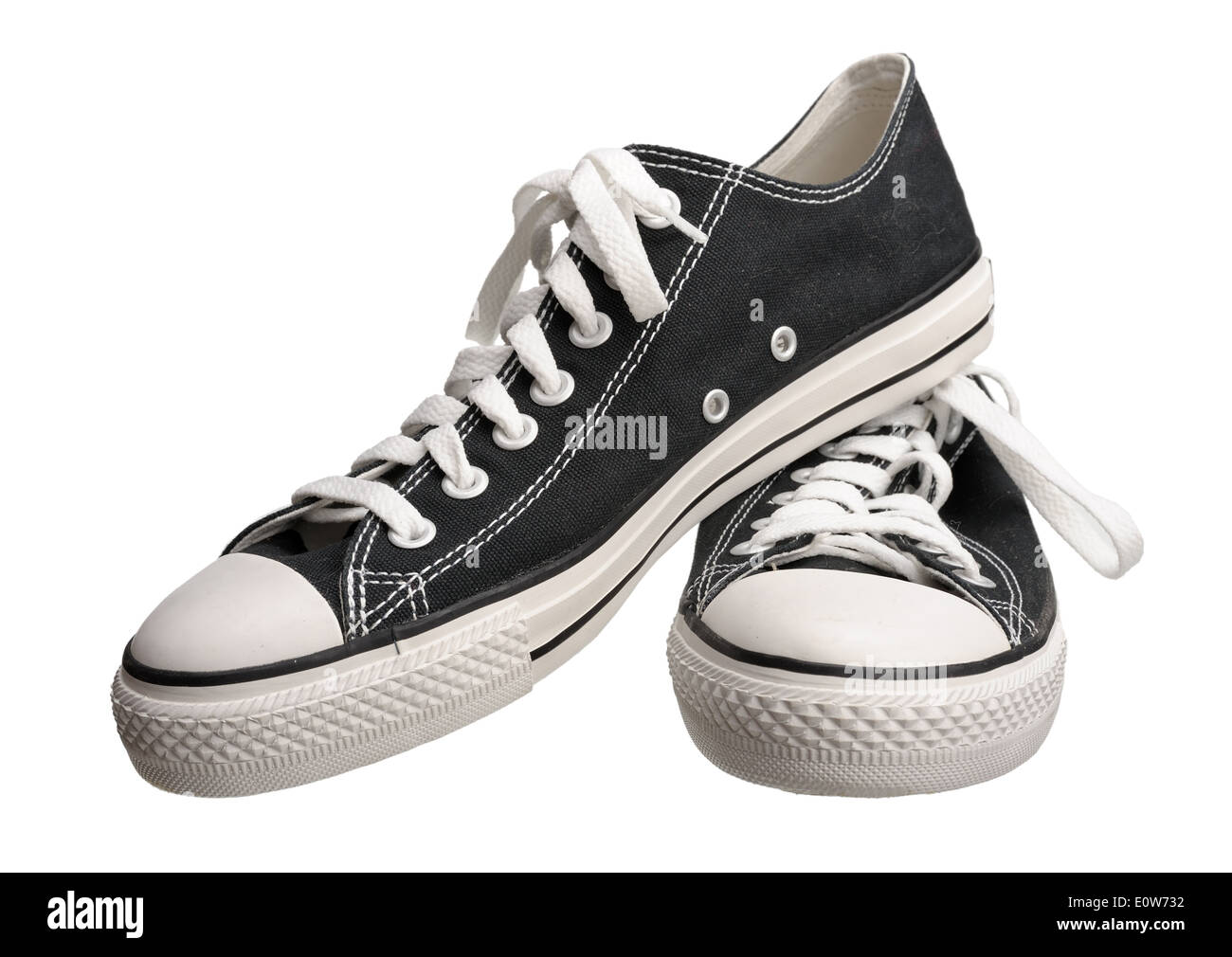 Schwarz Sportschuhe mit weißen Sohlen, isoliert auf einem weißen Hintergrund. Stockfoto