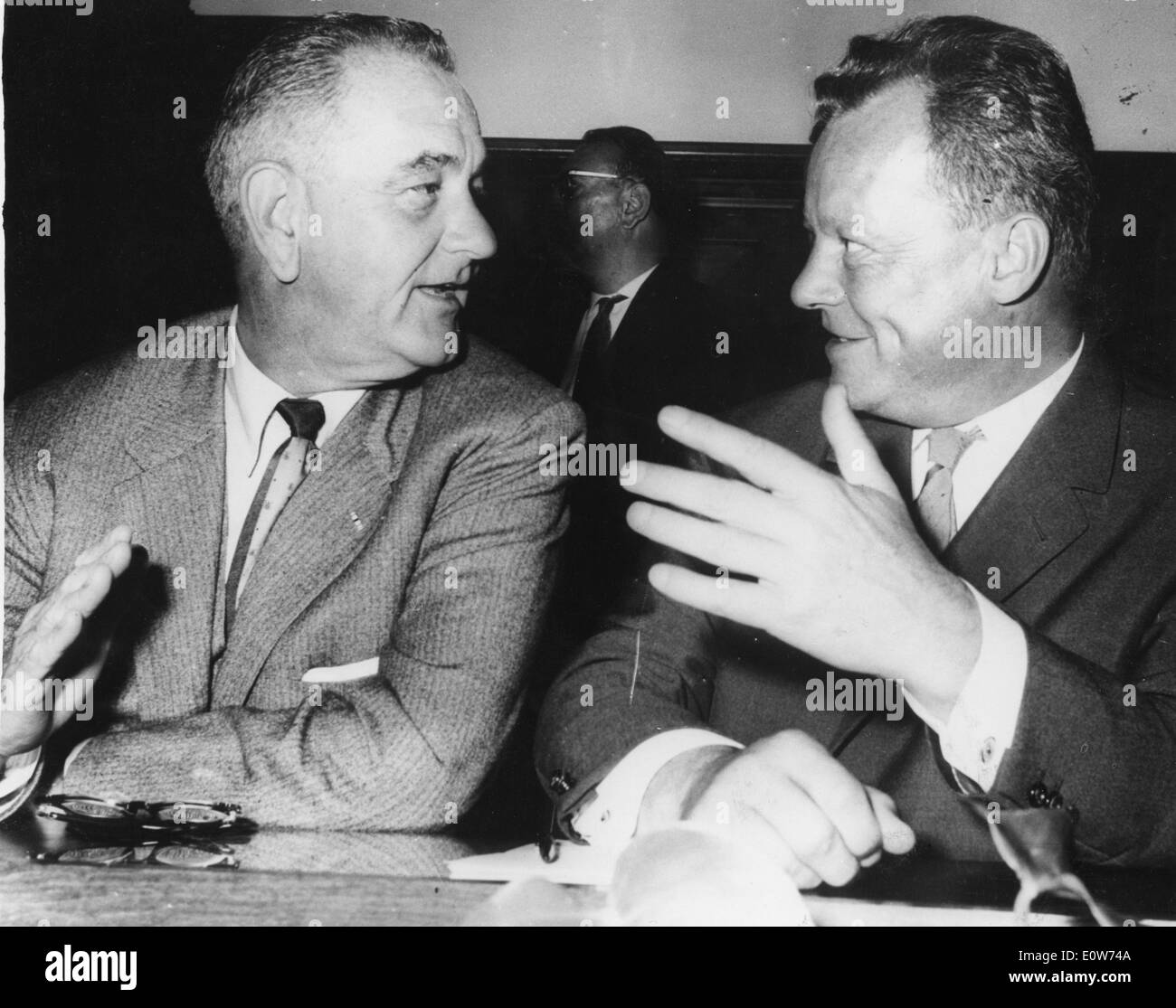 LYNDON BAINES JOHNSON (27. August 1908 - 22. Januar 1973) oft als LBJ bezeichnet, war der 36. Präsident der USA (1963-1969) nach seinem Dienst als 37. Vizepräsident der USA (1961-1963). Bild: als Vice President mit Bürgermeister von West-Berliner WILLY BRANDT. Stockfoto