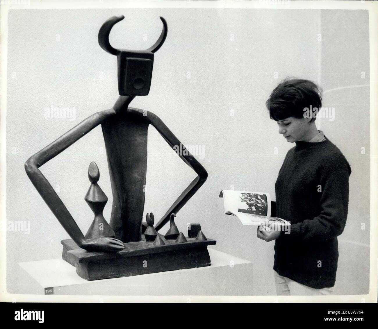 Sept. 06, 1961 - Ausstellung Max Ernst - Tate Gallery '' der König spielt mit der Königin '' A Presse Blick fand heute in der Tate Gallery der surrealistischen Ausstellung von Max Ernst vom Arts Council organisiert. Foto zeigt, dass Barbara Taylor (24) der Wandswo Skulptur mit dem Titel '' des Königs spielt mit der Königin '' - in der Tate Gallery heute aussieht. Stockfoto