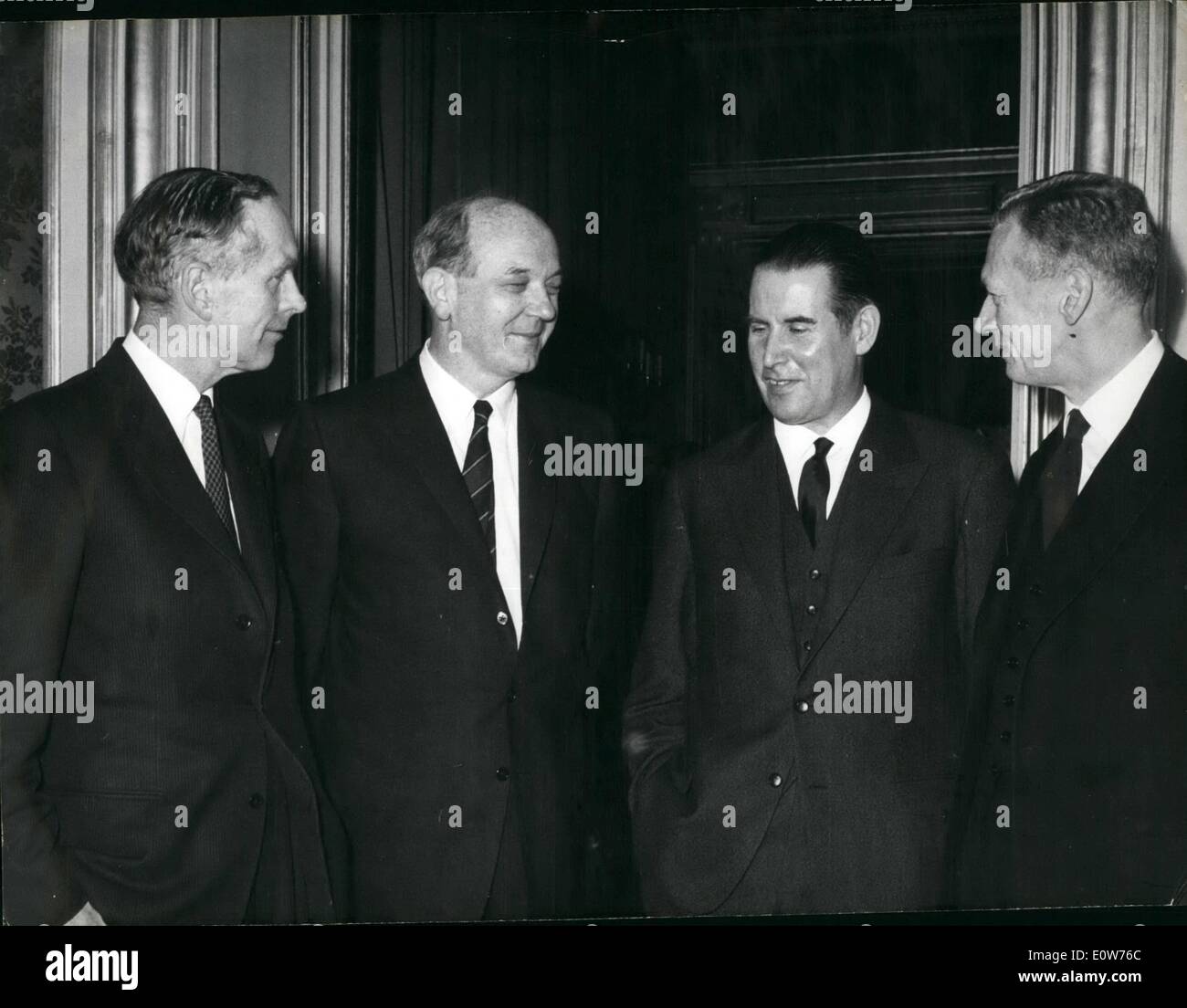 12. Dezember 1961 - Konferenz in Paris: Alliierten Außenminister diskutieren Berlin: die Außenminister der vier Alliierten Mächte Held ihre erste Konferenz am Quai d ' Orsay, Paris, heute. Von links nach rechts: Britische ausländische Sekretär Herrn Haus, US-Außenminister Dean Rusk, der neue deutsche Außenminister Gerhard Schröder und Außenminister Couve De Murville Frankreichs. Stockfoto