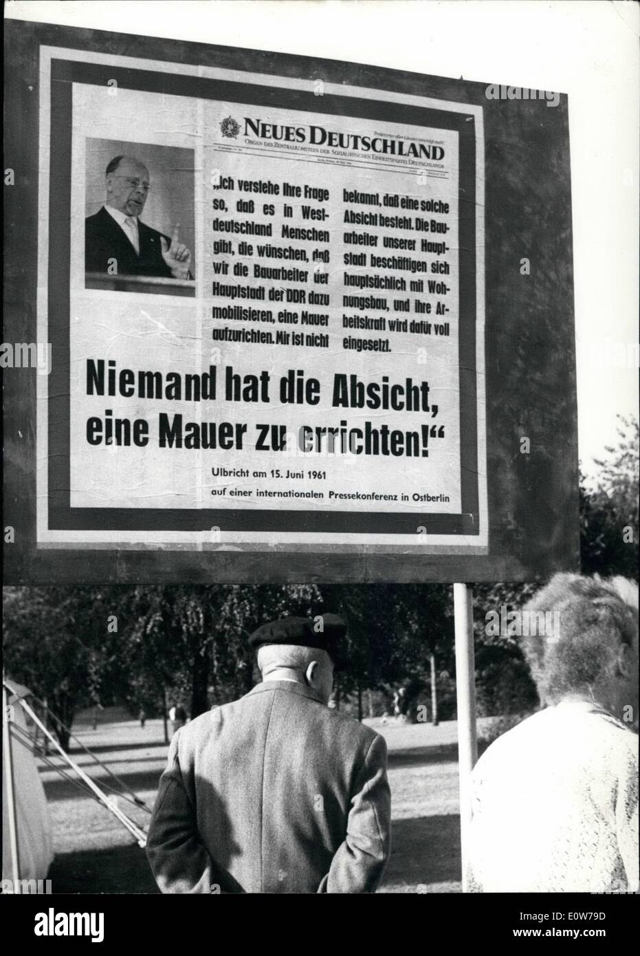 10. Oktober 1961 - die Worte Ulbrichts: dieses Plakat, aufgestellt auf der westlichen Seite der Grenze zwischen Ost- und Westberlin, zeigt, die viel man die Worten von Ulbricht, der führende Mann der sowjetischen Zone Deutschland glauben kann. Die Worte (grobe Übersetzung wie folgt) wurden durch Ulbricht am 15. Juni 1961 auf einer internationalen Pressekonferenz in Ost-Berlin als Antwort auf eine Frage zu ihm einer der Journalisten sagte: "ich verstehe Ihre Frage so, die Menschen in der Bundesrepublik Deutschland möchte, dass wir die Maurer (und Arbeiter an Gebäuden) der Hauptstadt der DDR mobilisieren wird Stockfoto