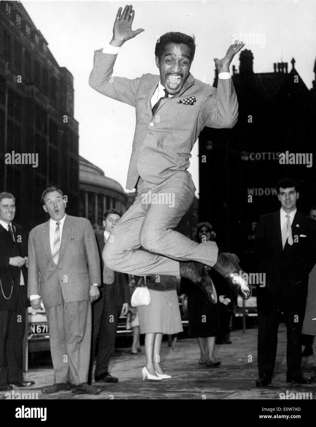 Sammy Davis Jr., springen in den Straßen während der Tour in Manchester Stockfoto