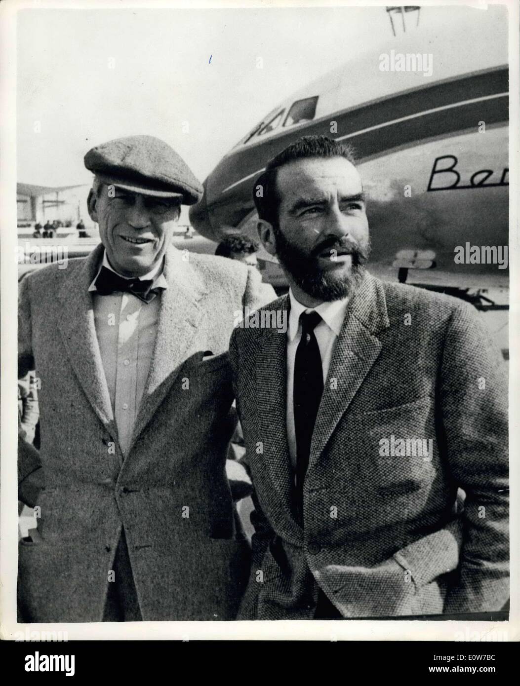17. Oktober 1961 - Montgomery Clift kommt In Wien für Teil als '' Sigmund Freud'' im Film: Montgomery Clift, sportliche einen Bart gewachsen für den Zweck nach Wien kam gestern zu seiner Rolle als Sigmund Freud im Film nehmen, durch John Huston die Lebensart der "Vater" der Psychoanalyse erfolgen. Foto zeigt Montgomery Clift und John Huston bei ihrer Ankunft am Flughafen Wien gestern. Stockfoto