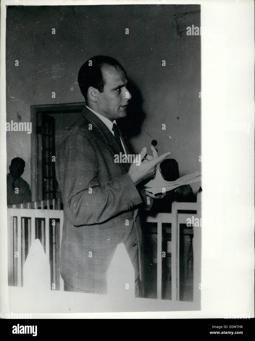 12. Dezember 1961 - beschuldigt türkischer Student Vorbereitung Rebellion-von Militärgericht zum Tode verurteilt. Dreißig Jahr alt Studentin - Ahmet Cifci verurteilt durch das Militärgericht in seinem Prozeß in Istanbul ausgeführt werden... Er wurde beschuldigt, der Vorbereitung einer Rebellion mit dem Ziel, die Regierung... Keystone-Foto zeigt: Ahmet Cifci nach Anhörung des Satzes nach Tod - in der Rechtsprechung - Istanbul. Stockfoto