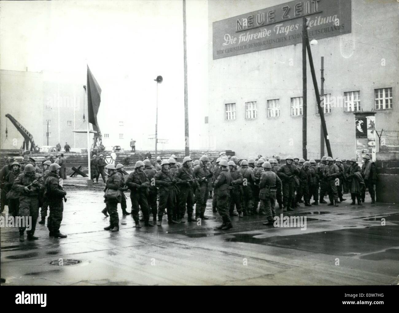 12. Dezember 1961 - alle Berliner Sektor Grenze überquert reduziert auf 2,50 m.: heute in der Nacht und am frühen Morgen waren alle Berliner Sektor Grenze Kreuze auf den kleinen Durchgang von 2,50 Meter reduziert. Hunderte von Soldaten der "Volksarmee" wachen über die Arbeit als die Ost-Berliner Arbeiter gegründet, die neue Concret Wände auf den Fahrbahnen. Foto zeigt, dass Soldaten von der '' Volksarmee'' in Schlacht-Kleid mit Marchine Waffen an die, die die Grenze bei der Ausländers ist Friedrichstraße überqueren. Stockfoto