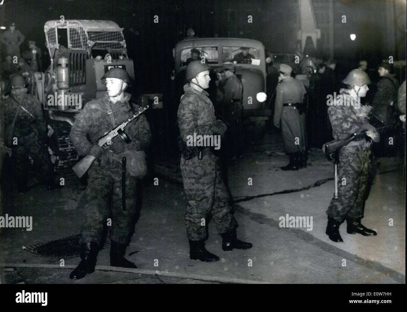 12. Dezember 1961 - neue Befestigungsanlagen an der Wand: heute in der Nacht 300 bis 400 Mann '' Volkspolizei'' und Bauarbeiter Stockfoto