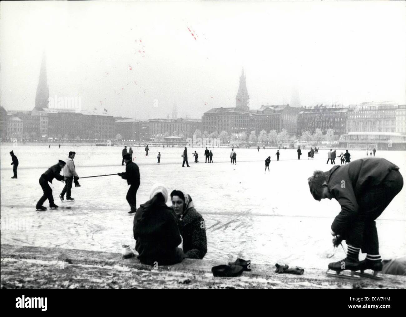 12. Dezember 1961 - Hambourg zwischen Weihnachten und Neujahr: sehr wenige Städte in der Welt haben in ihrer Stadt so viele Seen, Kanäle Stockfoto