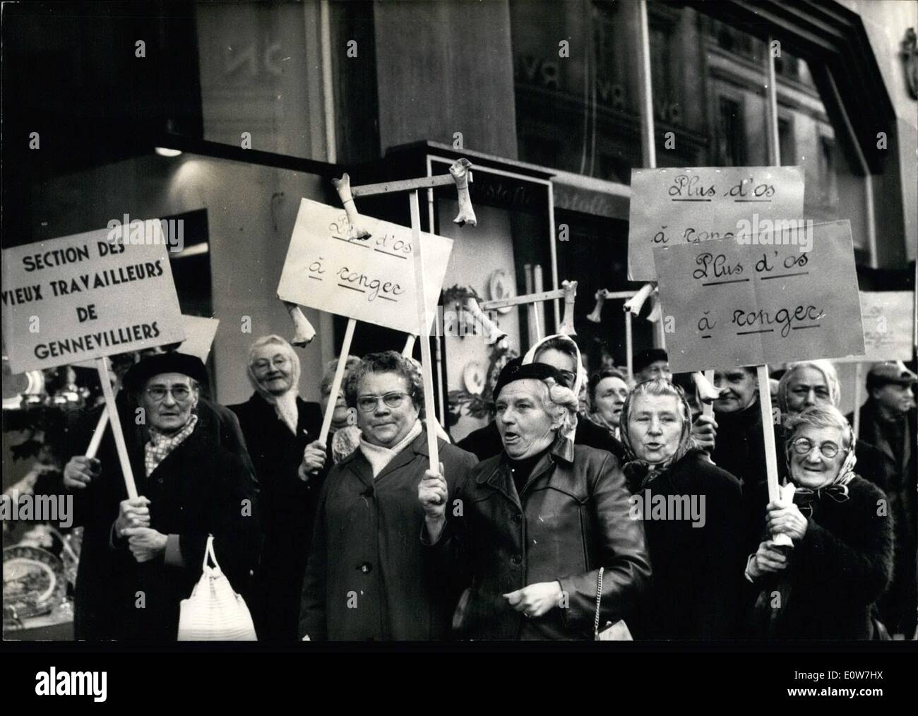 12. Dezember 1961 - Greise und Krüppel demonstrieren für höhere Renten.: Greise und Krüppel für höhere Renten in Paris für Tag unter Beweis gestellt. Foto zeigt alte Frauen, die Banner mit Knochen ("alte-Leute Essen) gemalt. Stockfoto