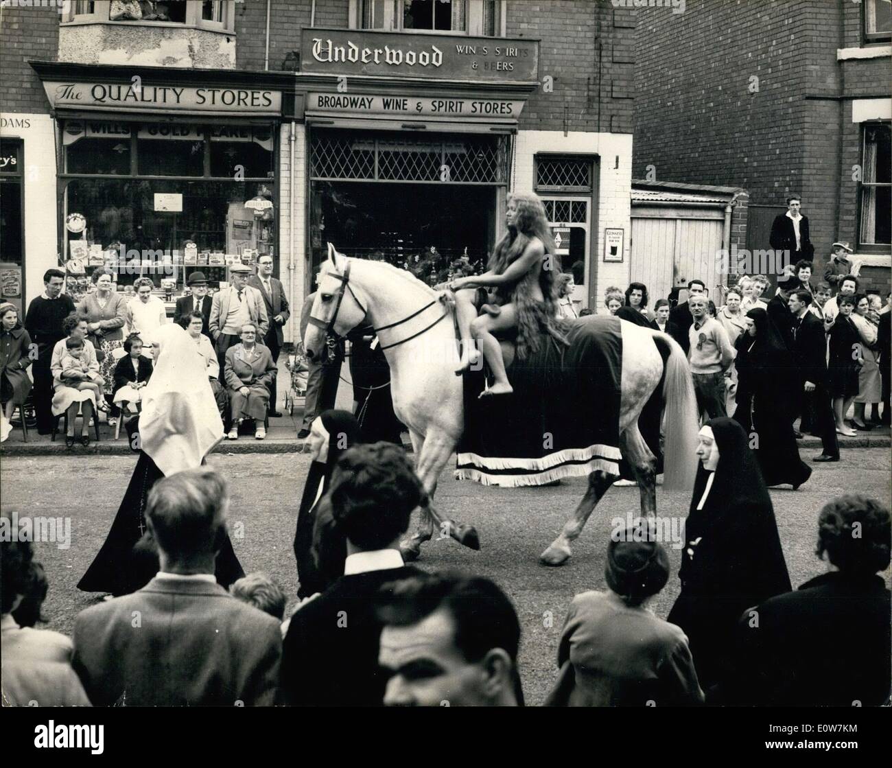 1. Januar 1962 - Lady Godiva reitet wieder durch die Straßen von Coventry: transparente Nylon Slip und einen Netto-BH unter ihren langen Locken getragen waren alle, die 31 Jahre alte Frau Joyce Parker vor den Blicken der Tausenden von Toms Piepen, wenn als Lady Godiva sie ein weißes Pferd durch die Straßen von Coventry in den Städten Karneval gestern Ritt geschützt. Frau Parker hat einen Sohn und ist die Ehefrau des Ex-Squadron-Leader George Parker, die Laien Direktor der christlichen Treuhandschaft in die Land-Würfel Stockfoto