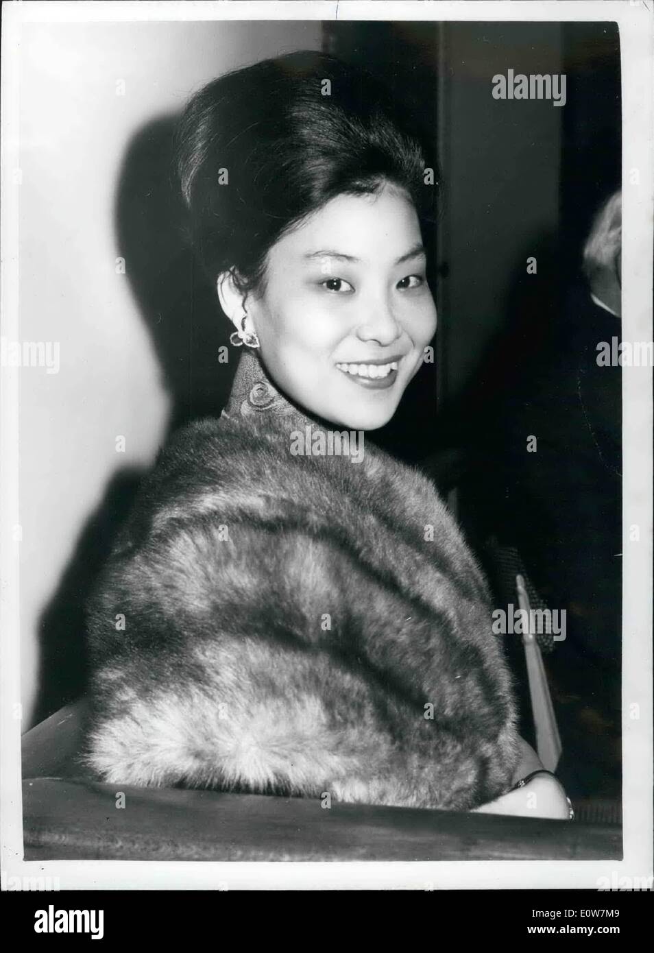 1. Januar 1962 - Anzeige Chinas '' Frau Dale'' bei BBC; Eine Ausstellung, die verschiedenen Dienste der BBC - genannt BBC Fenster der Welt zu präsentieren wurde heute Morgen bei der u-Bahn-Station Charing Cross in London eröffnet. Behandelnden war Doris Cheong, arbeitet für die chinesischen Abschnitt von der BBC Fremdleistungen, verpassen und Sendung Miss Wong Tagebuch Programm die chinesischen Zuhörer ein Bild vom Leben in Großbritannien gibt, wie gesehen durch die Augen eines chinesischen Mädchens hier zu bleiben. Foto zeigt Miss Cheong bei der Eröffnungsfeier heute Morgen. Stockfoto