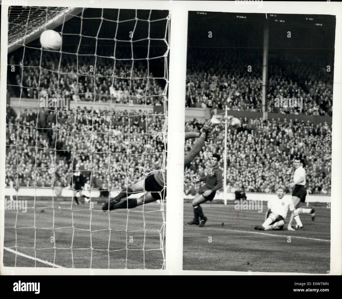 25. Oktober 1961 - WM Krawatte Soccer Match England V. Portugal in Wembley: Foto zeigt Englands zweite Tor - durch R.Pointer (Mittelstürmer, Nr. 9; Burnley) J. Connelly, England draußen rechts Nr. 7 (auch von Burnley) sieht man hinter ihm. Stockfoto