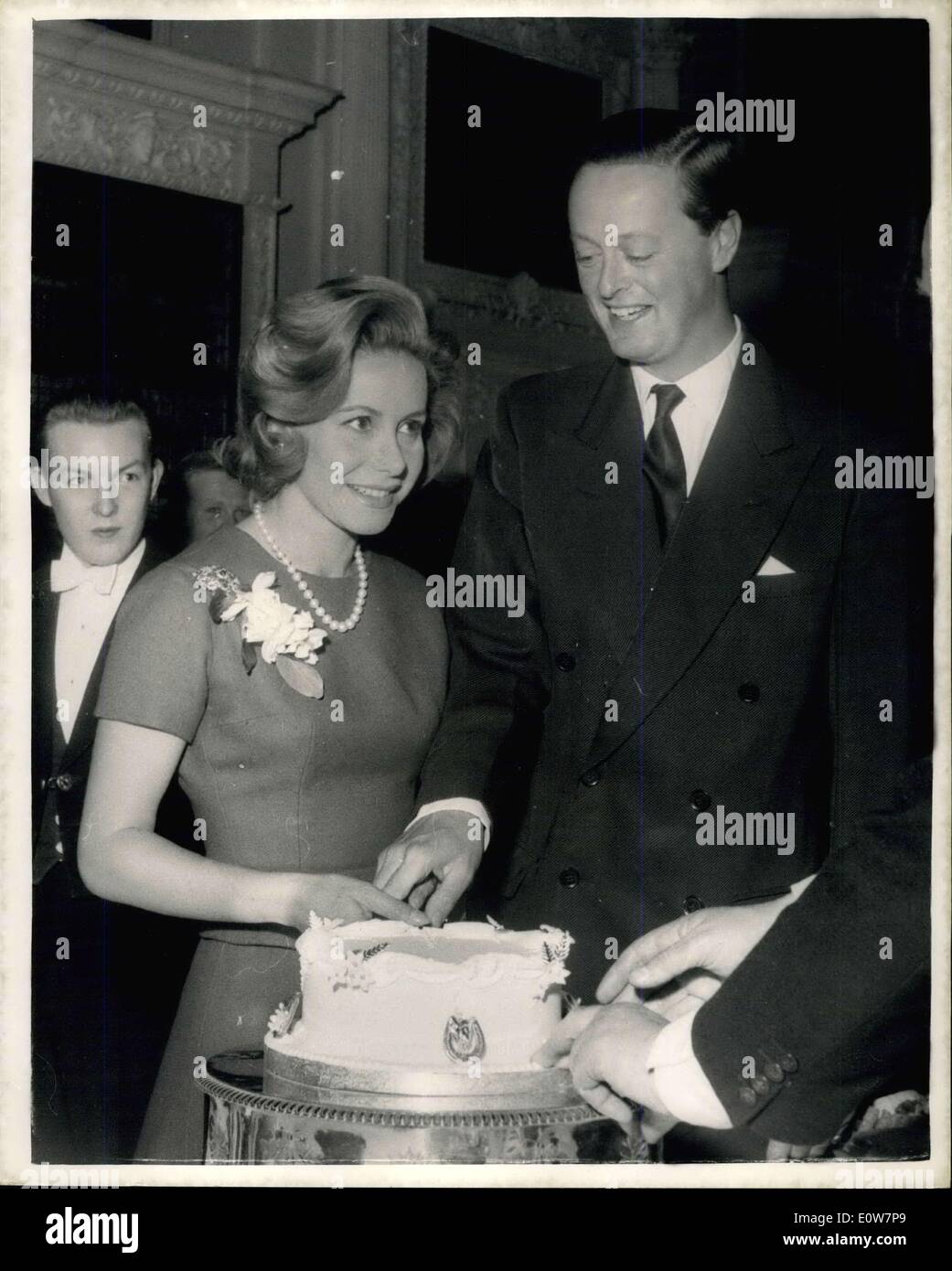 5. November 1961 - eine Willkommen-Home-Party für Marquis Blandford und seine neue Marquise im Blenheim Palace: der Marquis von Blandford und seine neue Marquise, ehemals Tina Livanos, ging zu einer Cooktail Party heute im Blenheim Palace, Oxfordshire. Herrn Blandford Vater, dem Herzog von Marlborough, gab die Partei, die Paare von ihren Flitterwochen in Griechenland nach Hause begrüßen zu dürfen. Die neue Marquise, die eines Tages die neue Herrin der prächtige Blenheim Palace sein wird, trafen sich Anzahl der Mieter und deren Frauen aus Nachlass des Herzogs Stockfoto