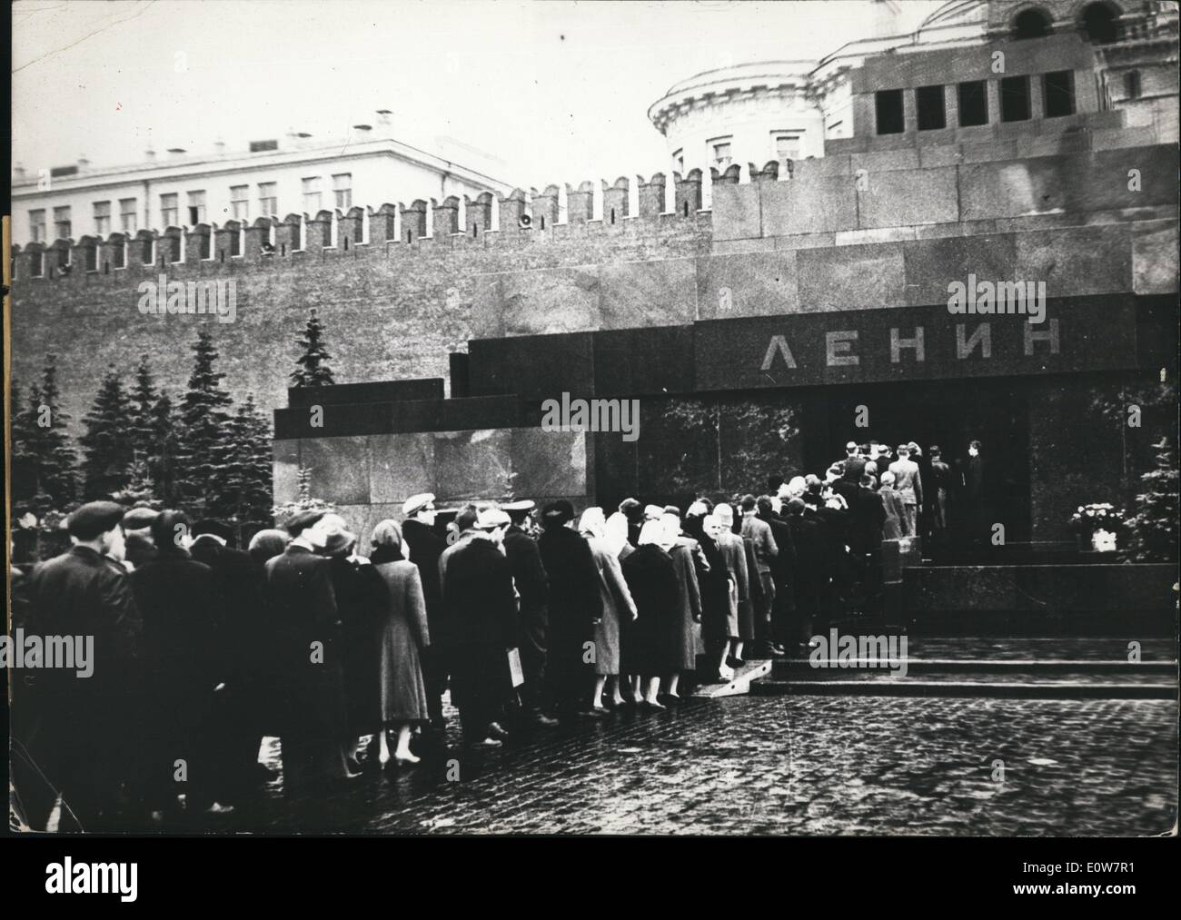 11. November 1961 - Kreml-Mausoleum wieder geöffnet: der Kreml-Mausoleum in Moskau ist wieder für Besucher geöffnet, nachdem der Körper von Josef Stalin aus dem Grab entfernt worden ist. Sogar sein Name verschwand vom Eingang und jetzt nur den Körper und den Namen des Lenin von der Öffentlichkeit gesehen werden können. Nach wie vor stehen lange Schlangen von Menschen vor dem Mausoleum. Stockfoto
