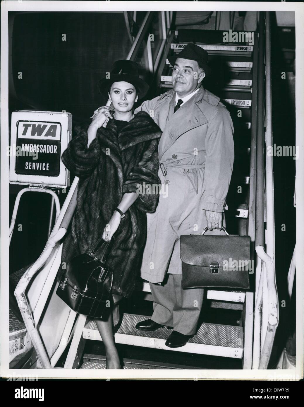 11. November 1961 - für sofortige Freilassung: schöne italienische Bildschirm Sterne Sophia Loren und Ehemann Produzent Carlo Ponti, dargestellt über an Bord ein TwA Super Jet nach Rom, um vollständig zu arbeiten, auf ihre nächsten Kinofilm '' Boccaccio '' 70''. Während hier sie besuchte die West Coast Premier von Miss Loren neuester Film, "zwei Frauen,'' und der Titelseite Dinner Dance von der New Yorker Zeitung Women's Club. Stockfoto