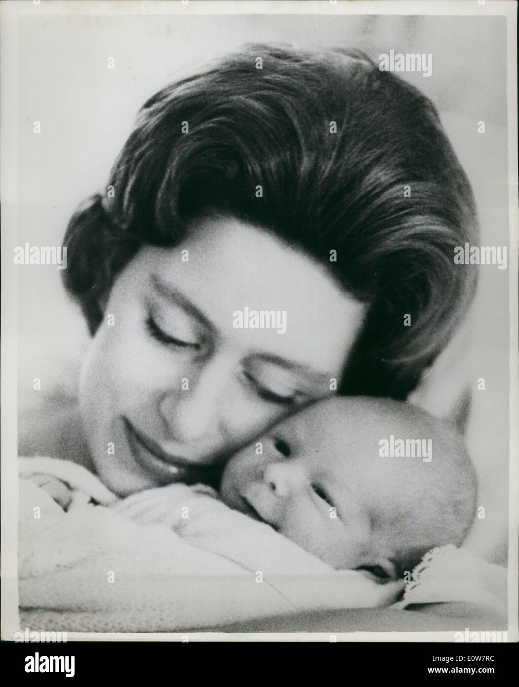 11. November 1961 - H.R.H Prinzessin Margaret und ihr Baby Sohn: Die ersten Fotos von der Baby-Sohn geboren, H.R.H. Prinzessin Margaret - Gräfin von Snowdon - wurden vom Vater des Kindes - Earl of Snowdon. Sie sind in der ganzen Welt - ausgegeben und es wird erwartet, dass sie Wesen in so etwas wie £10.000 - und obwohl keine Details bezüglich Gebühren der Earl gegeben haben-es wird vermutet, dass sein Anteil für wohltätige Zwecke gespendet werden würde. Der Graf gab seine Karriere als Fotograf, als er die Prinzessin heiratete Stockfoto