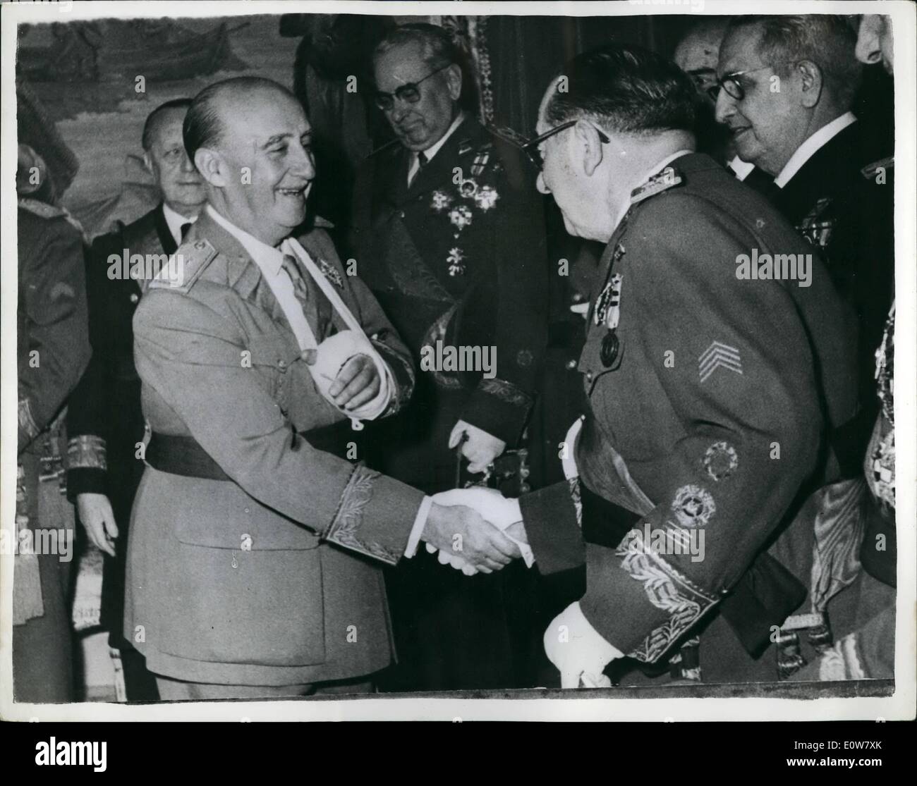 1. Januar 1962 - militärischen Empfang bei Francos Palast: die traditionellen Pascuas Militar-Rezeption fand wieder einmal in diesem Jahr auf das Palais de Klangpraxis Francos Amtssitz in Madrid, als das spanische Staatsoberhaupt mit Top militärische Männer trafen. Foto zeigt: Franco, seinen linken Arm noch in Gips infolge eines letzten schießen Unfalles, schüttelt Hände mit General Rodrigue, '' Kopf '' der erste Spanier "Region" Stockfoto