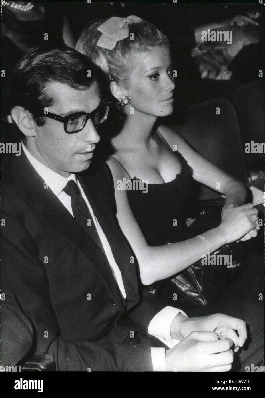 1. Januar 1962 - '' Les Parisiennes'' zum ersten Mal in der ganzen Welt gezeigt: ein festliches Ereignis wurde vor kurzem die Weltpremiere des Films Francis Cosne '' Les Paristennes'' in Paris. Roger Vadim - links-, berühmten co-Laborator bei der Seenario von diesem Film und Regie von einem neuen Bardot Film '' The Pillow'', war zusammen mit seiner Verlobten Catherine Deneuve - Recht - Promi der festlichen Premiere. Der Film '' Les Parisienne"wird bald auch in Deutschland zu sehen. Stockfoto