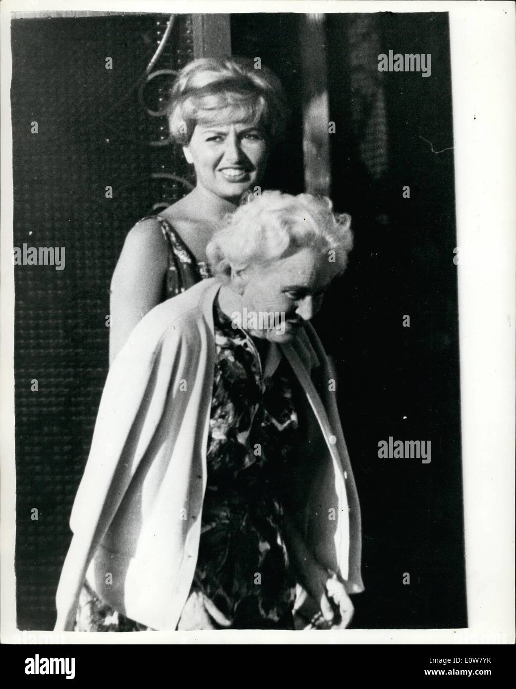 1. Januar 1962 - Il Duce Witwe erzählte von ihrem Sohn Hochzeitspläne von Schwester der Schauspielerin Sophia Loren.: Donna Rachele Mussolini Witwe des Duce, war vor kurzem von ihrem Sohn Romano Hochzeitspläne gesagt, als er und seine Verlobte Maria Scicolone, eine Schwester der Schauspielerin Sophia Loren auf ihr in Rom berufen. Foto zeigt Donna Rachele mit Maria Sciolone in Rom. Sie soll heiraten Romano Mussolini '' innerhalb der nächsten zwei Monate Stockfoto