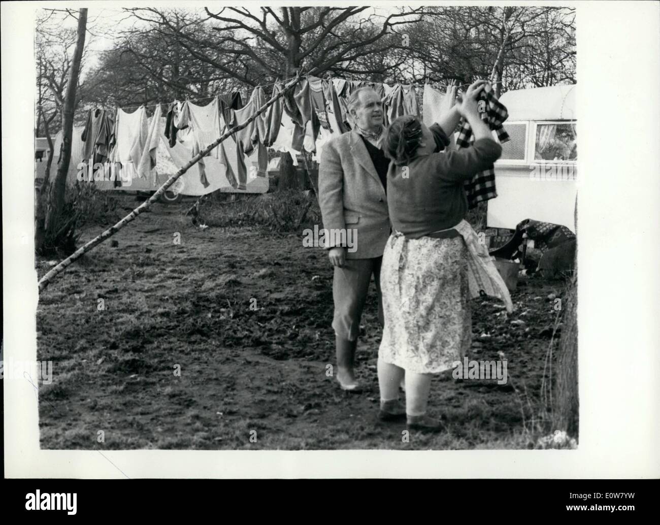 1. Januar 1962 - M.p. zieht bei der Zigeuner: Herr Norman Dodds, MP für Erith und Crayford, zog die Zigeuner im Darenth Holz, Kent, heute. Seine Bewegung wurde aus Protest gegen die Räumung Hinweise auf die Zigeuner von der Gemeinderat der kaufte vor kurzem die Website für £800 Form der Kirche Kommissare serviert. Die Mitteilungen verfallen heute. Foto zeigt Mr.Norman Dodds Haltestellen mit Mrs Chamberlain - sprechen, wie sie ihre Wäsche auf dem Campingplatz heute Morgen hängt. Stockfoto