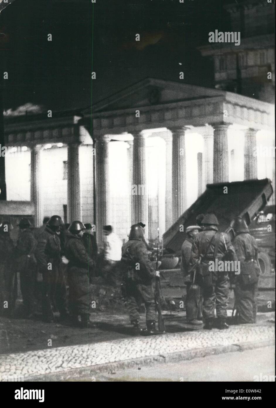 11. November 1961 - neue Wände und Tank Blöcke im sowjetischen Sektor von Berlin. Heute in der Nacht hinter der Wand gebaut Arbeitnehmer neue Betonwand und Tank Blöcke unter der Bewachung einer großen Anzahl von '' Volkspolizei''. Die Konstruktionen der neuen Blöcke sind genau 100 Tage später als der Bau der ersten Wand. OPS: '' Volkspolizei'' sehen Sie sich an die Arbeiter, die die neuen Blöcke vor dem Brandenburger Tor aufbauen müssen. Stockfoto