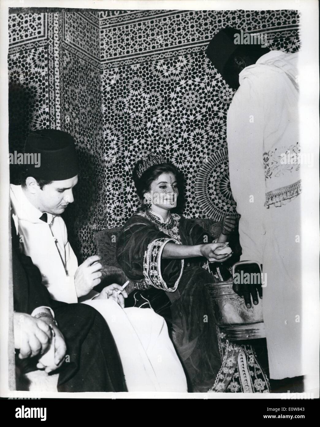 11. November 1961 - heiratet Prinz Moulay Abdullah '' Libanons schönste Mädchen ''. Die Hochzeit von Prinz Moulay Abudullah, jüngerer Bruder von König Hassan, 50 Lamia Sohl, eine Prinzessin Libanon bilden, fand vor kurzem in Rabat. Ein paar Tage nach der Hochzeit - nach der traditionellen Riten durchgeführt - hielt die junge Braut einen Empfang für ihre Freunde. Ein Teil davon verbunden mit der Tradition, dass die Braut ihr Gesicht mit speziellen Make-up-Meet beschmiert ihre Mägde. Foto zeigt: - die Braut - geschminkt mit Spezialfarben - an der Rezeption Stockfoto