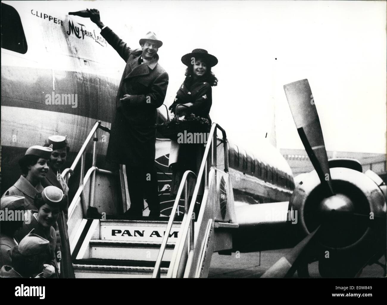 11. November 1961 - ist '' My Fair Lady"der Name der eine Pan American Clipper, die von der Schauspielerin Karin Hubener und der Schauspieler Paul Hubschmid heute am Flughafen Berlin Tempelhof gegeben wurde. Miss Hubener und Herr Hubschmid sind Akteure in der musical '' My Fair Lady'' die in West-Berlin jetzt gezeigt wurde. Stockfoto