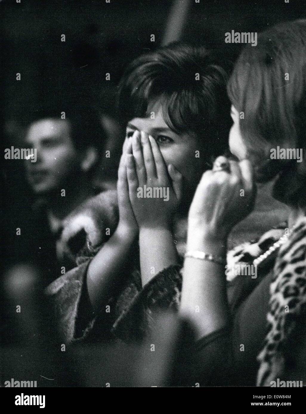 11. November 1961 - Schwester des berühmten italienischen Schauspielerin berichtet Engaged, der Sohn des späten Mussolini: Miss Maria Scicolone, Schwester der berühmten italienischen Schauspielerin Sophia Loren, der nach Angaben der Zeitung angeblich an Romano Mussolini, der Pianist Sohn des späten Duce tätig ist galt bei der Gala-Vorstellung des Zirkus in Rom von ihrer Mutter begleitet. Foto zeigt eine Reihe von Ausdrücken von Maria, als sie die Leistung im Zirkus in Rom sieht. Stockfoto