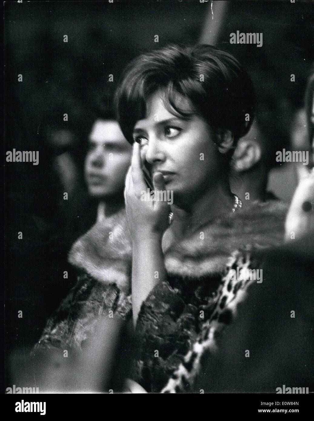 11. November 1961 - berichtet Schwester des berühmten italienischen Schauspielerin engagiert sich der Sohn des späten Mussolini. Miss Maria Scicolone, Schwester der berühmten italienischen Schauspielerin Sophia Loren, wer nach den Zeitungen Berichten zufolge mit Romano Mussolini, der Pianist Sohn des späten Duce, verlobt ist galt bei der Gala-Vorstellung des Zirkus in Rom von ihrer Mutter begleitet. Foto zeigt: Eine Reihe von Ausdrücken von Maria als sie die Künstler im Zirkus in Rom sieht. Stockfoto