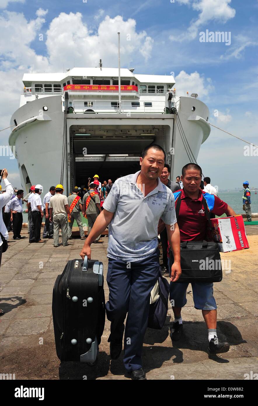 (140520)--HAIKOU, 20. Mai 2014 (Xinhua)--chinesische Staatsbürger Aussteigen aus dem Passagierschiff Tongguling nach des Schiffes im Hafen Xiuying in Haikou, der Hauptstadt der Provinz Süd-China Hainan, 20. Mai 2014 Ankunft.  Gewalt heimgesuchten chinesische Arbeiter in Vietnam kamen am Dienstag im Hafen von Haikou. Die chinesische Regierung schickte vier Schiffe am Sonntag Aufstand heimgesuchten chinesische Arbeiter in Vietnam zu evakuieren, wo schwere Gewalt gegen ausländische Unternehmen seit Mai 13 zwei chinesische Staatsbürger Tote und mehr als 100 Verletzte hinterlassen hat. (Xinhua/Guo Cheng) (Lfj) Stockfoto