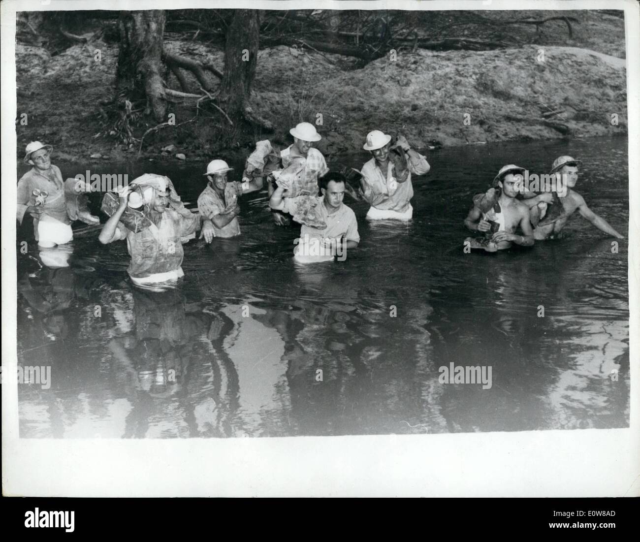 1. Januar 1962 - Öl in der Tara-Wohnungen in Queensland gefunden: Öl in das Wattenmeer südlich von Tara, nahe dem Moonie Fluss in Australien gefunden wurde. Union Oil ist das Gebiet um Guague ob bohren das Potenzial in ausreichen, um den Bau einer Pipeline lohnenswert machen. Foto zeigt waten in den überfluteten Moonie Schlepptau Arbeit zu bekommen, ist nur ein Teil des Arbeitstages für 30 Amerikaner, Kanadier, Australier, Neuseeländer und Italienern Moonie Rig Mann. Stockfoto