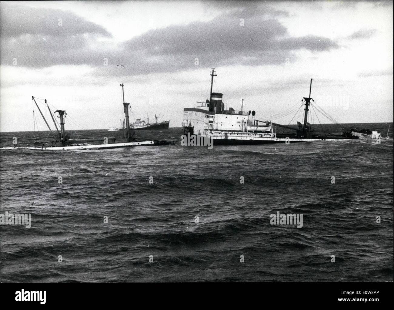 01. Januar 1962 - zwei Schiffswracks in der Elbe-Mündung: Vor drei Wochen kam das englische Schiff ''Ondo'' (ONDO) bei heftigen Stürmen von der Route und strandete an den Sandbänken ''Grosser Vogelsang''. Zwei Wochen später strandete auch das italienische Schiff "Fides" sie im gefährlichen Sand. Beide Schiffe konnten von der Besatzung rechtzeitig zurückgelassen werden, aber die Schiffe sind verloren. Nur ein kleiner Teil der wertvollen Ladung des ''Ondo'' (Ca Beams) konnte gerettet werden. Vom Erzfrachter "Fides" konnten die Fischer in letzter Minute nur wertvolle Instrumente und vergessene Papiere retten Stockfoto